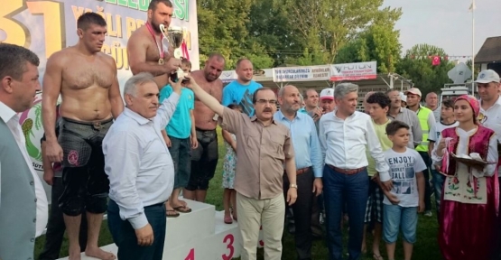 Sakarya Valisi Hüseyin Avni Coş, Söğütlü yağlı güreş başpehlivanı olan