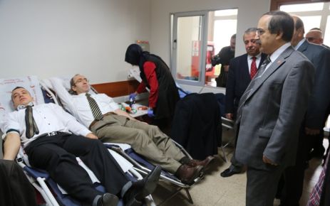 Sakarya Valisi Hüseyin Avni Coş,kan bağışı kampanyasına katıldı.
