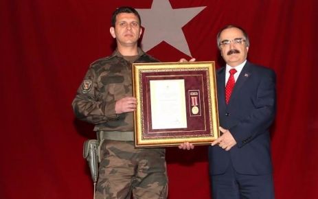Sakaryalı Gazi Polis Memuru Mustafa Bozkurt Devlet Övünç madalyasını aldı Sakarya Valisi Hüseyin Avni Coş, Gazi Polis Memuru Mustafa Bozkurt’un