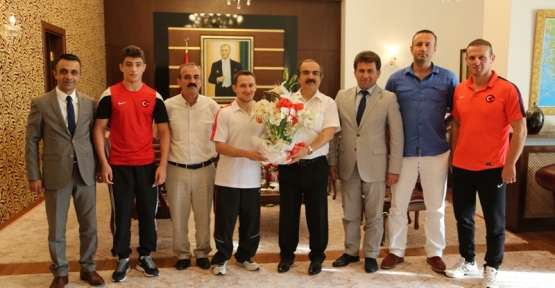 Sakarya  Valisi Hüseyin Avni Coş, şampiyon sporcuları  makamında