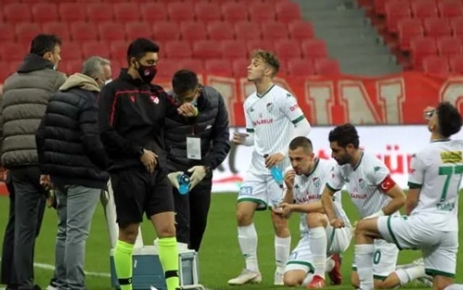 Samsunspor-Bursaspor maçında oruç tutan futbolcular ezanın okunması ile oruçlarını açtı.