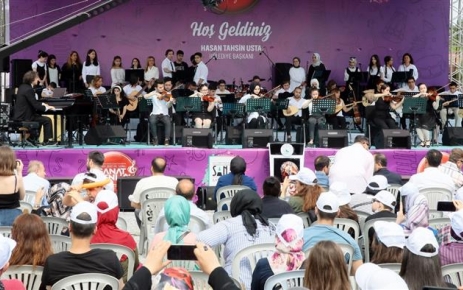 Gaziosmanpaşa Belediyesi Sanat Akademisi'nin yıl boyunca düzenledigi sanat eğitimlerine katılan