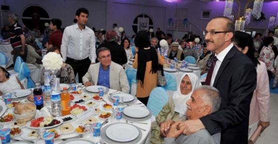 Uşak Valisi Seddar Yavuz,Şehit aileleri ve Gazilerin iftar yemeğine katıldı.