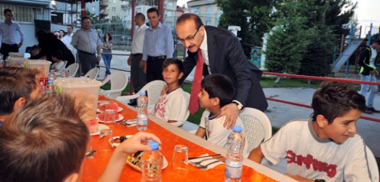 Uşak Valisi Seddar Yavuz,"birbirimizi severek, saygı duyarak ve yardımlaşarak ideal