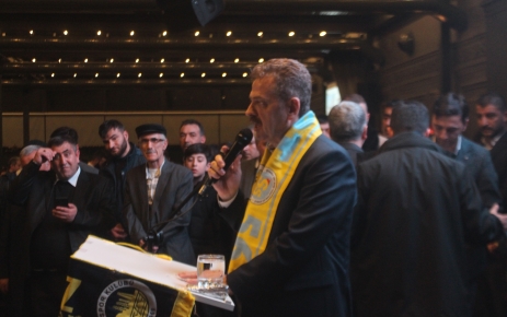 Meclis Üyesi Sebahattin Can’ın davetiyle toplanan Siirtlilerle salon doldu taştı.