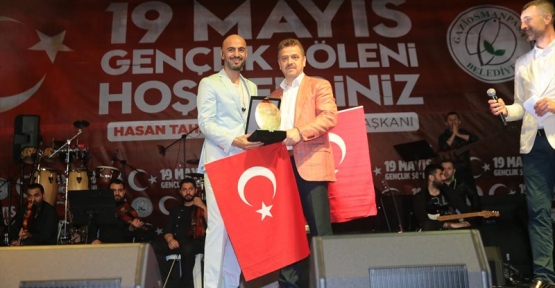 Gaziosmanpaşa Belediyesi 19 Mayısı Bayramını, Soner Sarıkabadayı konseriyle kutladı.