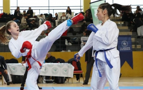 Gaziosmanpaşa Belediyesinin ev sahipliğinde düzenlenen “İstanbul Okullar Arası Karate Gençler