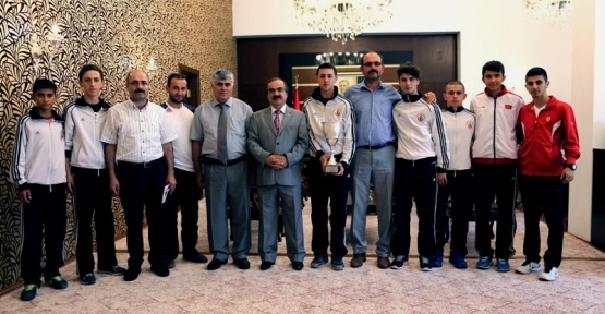 Sakarya Valisi Hüseyin Avni Coş "Milli Karatecileri" Makamında kabul etti.
