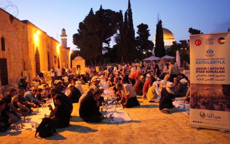 Sultangazi Belediyesi, Filistin’in Kudüs kentindeki Mescid-i Aksa’da iftar sofrası kurdu.