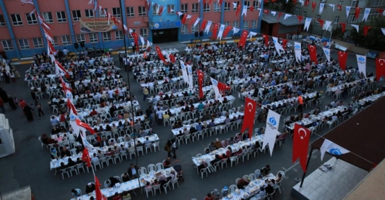Volkan Bozkır, “Ramazan ayının bereketi sokak iftarlarıyla paylaşılıyor” dedi.