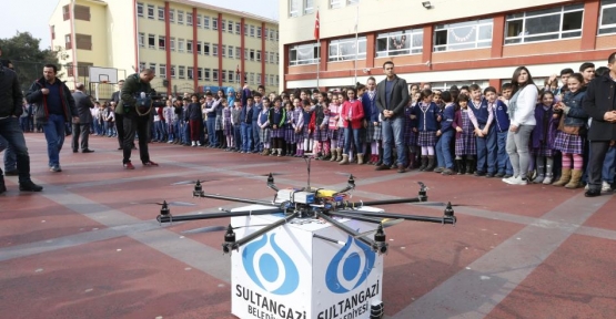 Sultangazi’de öğrencileri madde bağımlılığı konusunda bilinçlendirmek amacıyla pro-paraşütlerle bilgilendirici broşürler