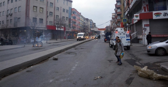 Sultangazi'de Emniyet Müdürlüğü ekipleri helikopter destekli operasyon düzenlendi.