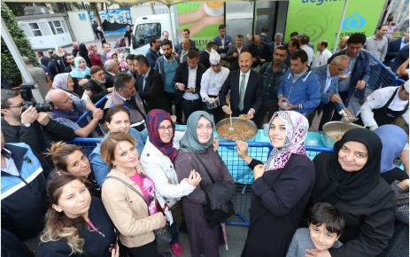 Sultangazi Belediyesi  halka aşure ikram etti. 