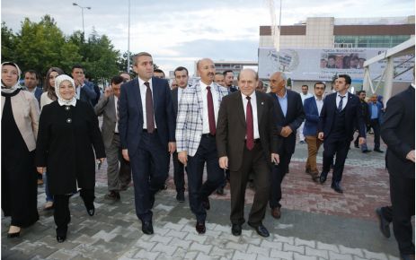 Sultangazi Belediyesi’nin düzenlediği Ramazan etkinliklerinde ilk iftar,  15 Müslüman