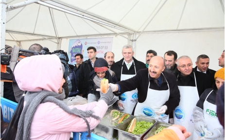 Sultangazi Belediye Başkanı Cahit Altunay "Buz Pateni keyfiyle,Hamsi Sultangazi'de daha