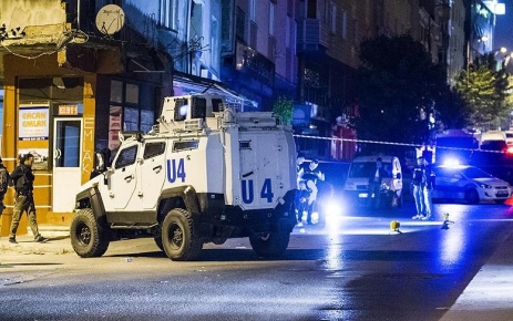 Sultangazi’de seyir halinde bir otomobilden kimliği belirsiz kişi ya da