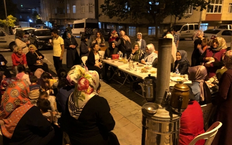 AK Parti Sultangazi Kadın Kolları, mahallelerde çay sohbetleri başlattı.