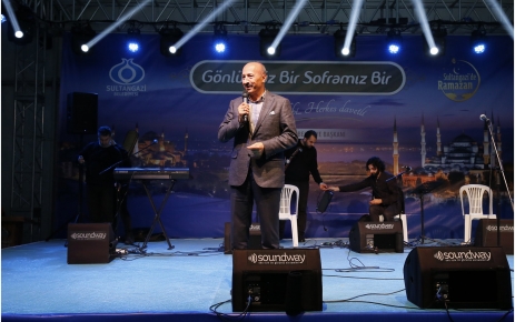 Sultangazi Belediyesinin iftar çadırlarında hep birlikte oruçlar açıldı.