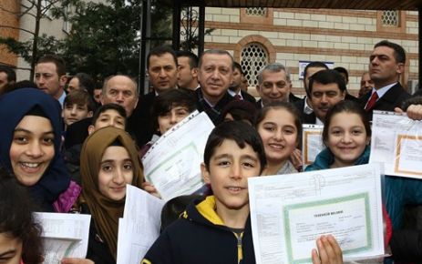Cumhurbaşkanı Erdoğan, Diyarbakır Çelebi Eser Ortaokulu’nda karne dağıtımı sırasında düzenlenen