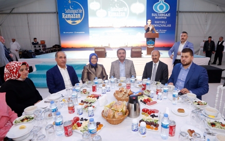 Sultangazi Belediye Başkanı Cahit Altunay, Sultangazilileri iftarda buluşturdu.