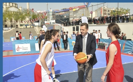 Gaziosmanpaşa Belediye Başkanı Hasan Tahsin Usta topu havaya attı.