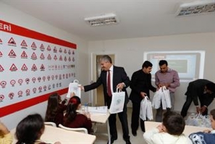 Arnavutköy Belediye Başkan Yardımcısı Turgut Baran, Trafik Parkı’nda eğitim alan