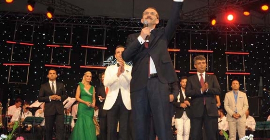 TRT Büyük Zafer anısına Uşak ta konser verdi.