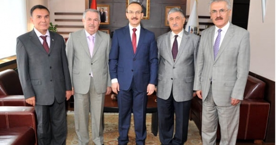 Vali Seddar Yavuz Valilik personeli ile bayramlaştı.