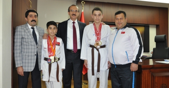Muş Valisi Seddar Yavuz,Başarılı sporcuları ödüllendirdi.
