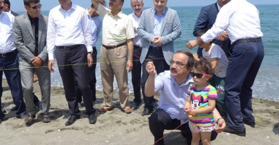Sakarya Valisi Hüseyin Avni Coş,çocuklarla uçurtma uçurarak farklı  ziyaretlerde