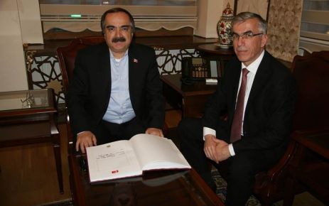 Sakarya Valisi Hüseyin Avni Coş, Aksaray Valisi Şeref Ataklı'yı makamında