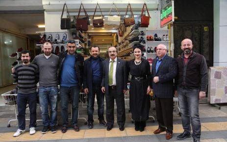 Vali Coş, esnafları ziyaret ediyor Sakarya Valisi Hüseyin Avni Coş, esnafları ziyaret etti.