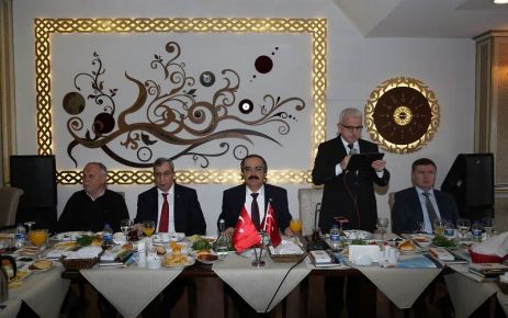 Vali Coş, öğretmenler toplantısına katıldı Sakarya Valisi Hüseyin Avni Coş, İl Milli Eğitim