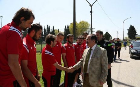 Sakarya Valisi Hüseyin Avni Coş, Sakaryaspor formasını giydi.
