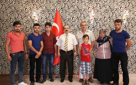 Vali Coş, Valilik kapımızda gönül kapımızda halkımıza açık Sakarya Valisi Hüseyin Avni Coş, Ziyaretçi fırtınasına tutuldu.