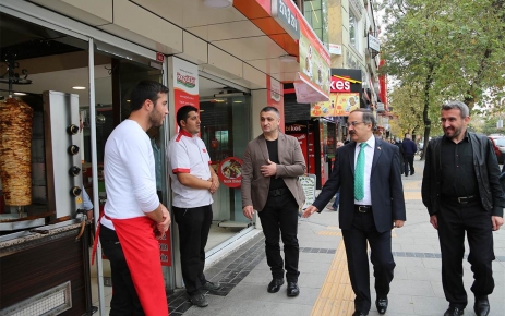 Vali Coş’un, ziyaretleri ve ziyaretçileri devam ediyor Sakarya Valisi Hüseyin Avni Coş, cuma namazı çıkışı Sakarya esnaf