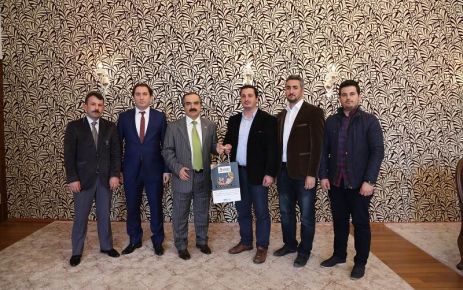 Vali, dernek başkan ve yöneticilerini kabul etti Sakarya Valisi Hüseyin Avni Coş'a Dernek başkan ve yöneticileri ziyaretlerini