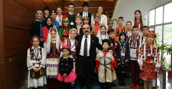 Sakarya Valisi Hüseyin Avni Coş,dünya çocuklarını makamında kabul etti.