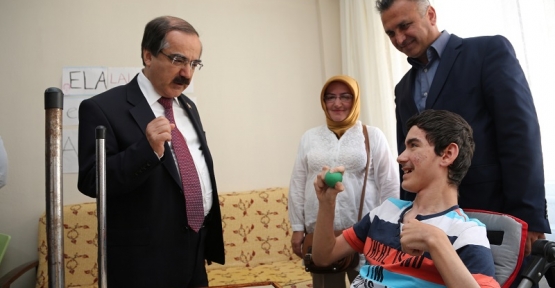 Sakarya Valisi Hüseyin Avni  Coş, Engelli Yalçın Rıza Gönüllü'yü