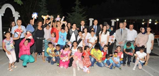 Uşak Valisi Seddar Yavuz,Ramazanda iftarı çocuklarla açtı.