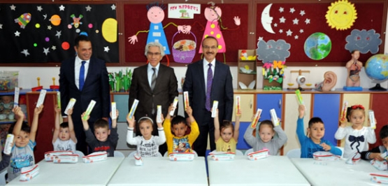 Uşak Valisi  Seddar Yavuz, öğrencilere  diş fırçası ve