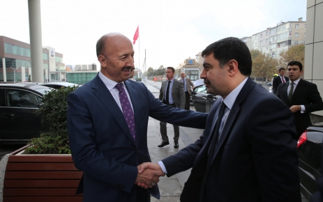 İstanbul Valisi Vasip Şahin; Sultangazi Belediye Başkanı Cahit Altunay'ı makamında