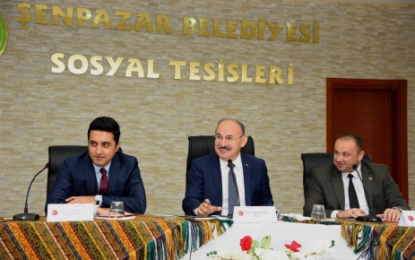 Vali Yaşar Karadeniz Kastamonu ilçelerine ziyaretlerini sürdürüyor Vali Yaşar Karadeniz Şenpazar İlçesinde halk toplantısına katıldı.