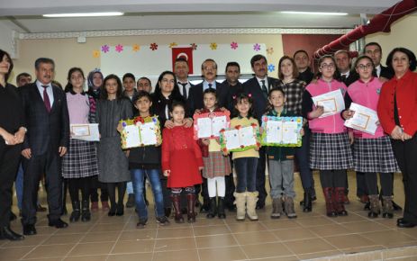 Vali Yavuz, Karne dağıtım törenine katıldı Muş Valisi Seddar Yavuz, İlkokul ve Ortaokulunda düzenlenen 2015-2016 Eğitim