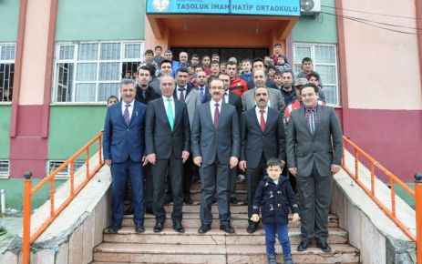 Vali Yavuz, öğrencilere konuştu Muş Valisi Seddar Yavuz "Müslüman’ın referansı Allah’tır, Hz. Peygamberdir."dedi.