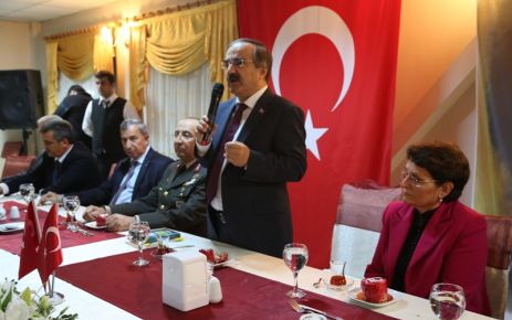Sakarya Valisi Hüseyin Avni  Coş, Emekli Öğretmenleri Ağırladı.