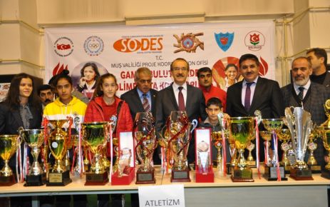 Muş Valisi Seddar Yavuz,‘Gamze Bulut İzinde Olimpiyata Koşuyorum’ adlı projenin