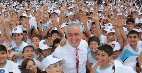 Eyüp Belediye Başkanı Remzi Aydın, gençlerin eğitimlerinde ve sporda başarılı