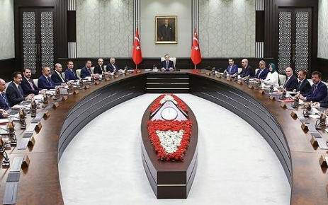 Başbakan yardımcılıkları ve 7 bakanlık kaldırılıyor.