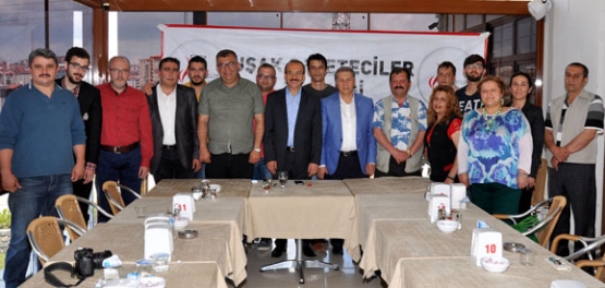 Uşak Valisi Seddar Yavuz, Uşak gazeteciler dernek mensuplarıyla bir araya